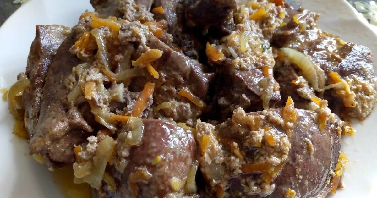 Как вкусно потушить печень. Печень говяжья тушеная. Печень тушеная фото. Печень тушеная с бататом. Печени мясобрку тушеная.