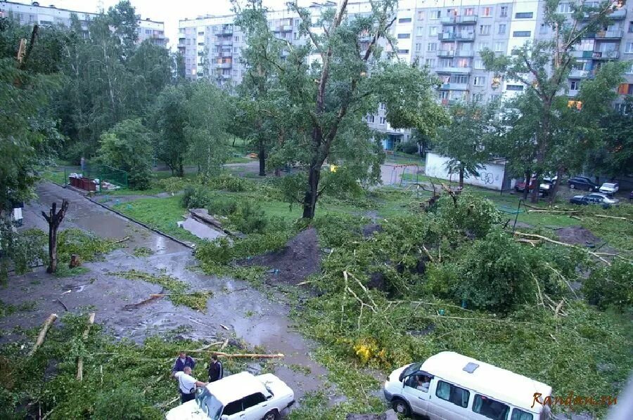 Ураган в Новосибирске. Ураганный ветер в Новосибирске. Сильный ураган в Новосибирске. Ураганный ветер в городе. Ураган в киргизии