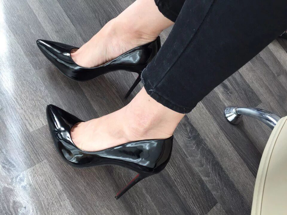 Туфли на каблуке. Чёрные туфли на каблуке замшевые. Черные туфли на скрытой платформе. Christian louboutin туфли бежевые. Туфли кристиан лабутен со стразами.