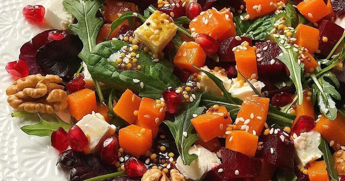 Салат из сырой тыквы и сыра. Салат с тыквой и сыром фета. салат со свёклой и сыром фета. салат с тыквой и свеклой. салат с печеной свеклой.