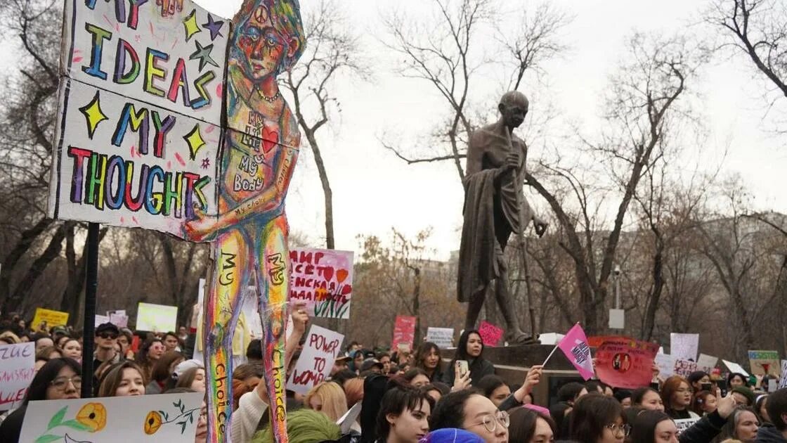 Феминизм митинг. Пикет феминисток. Парень заехал в центр митинга феминисток