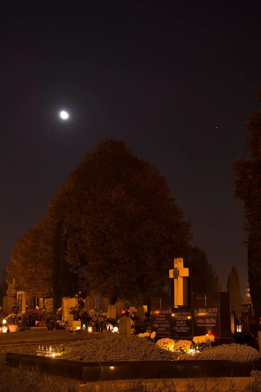 Ночью на кладбище есть. Ночное кладбище. Кладбище ночью. Могила ночью. Кладбище вечером.