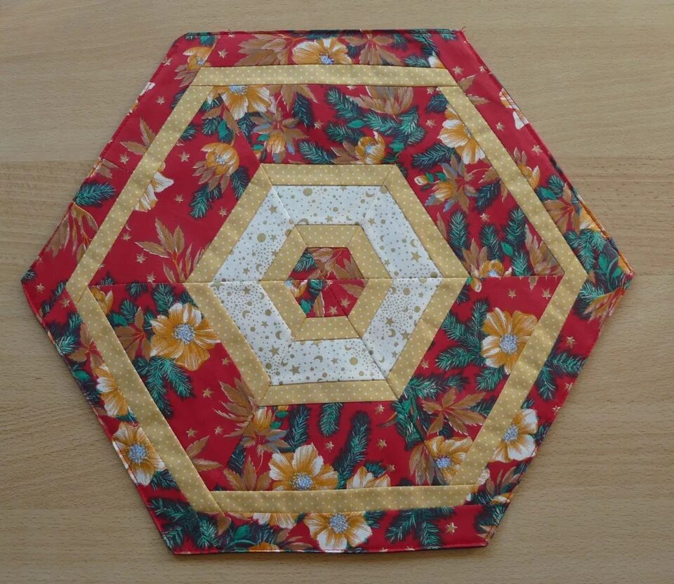 Изделие в технике лоскутного шитья. Подтарелочные салфетки пэчворк.