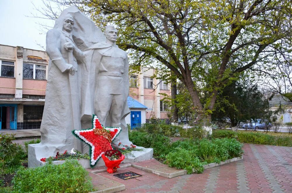 Памятники в пгт. Черноморский Северский район Краснодарский край. Памятник пгт Черноморский Северский район. Черноморское пгт Крым сквер героев. Поселок Черноморский Краснодарский край. Северский район краснодарского края поселок черноморский