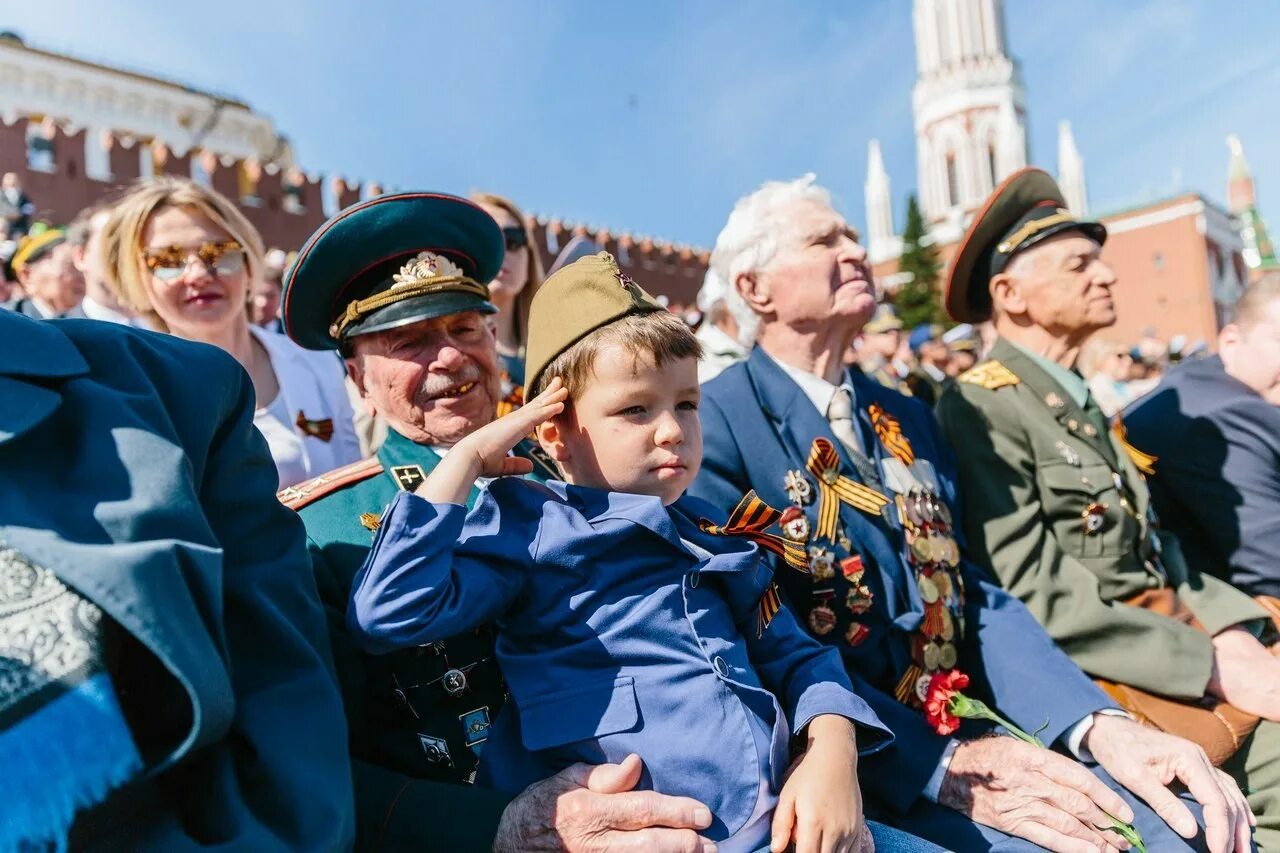 Военные в мирной жизни. Празднование 9 мая. День Победы парад. Парад на красной площади 9 мая. Красная площадь 9 мая.