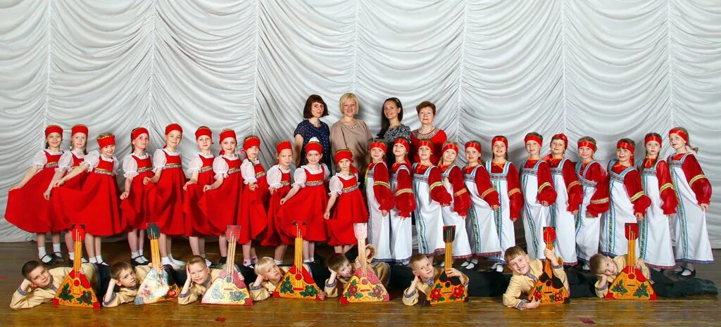 Ансамбль этюд. Танцевальный ансамбль родничок. родничок ансамбль мирный. хореографический ансамбль родничок. ведущий хореографический ансамбль города москва родничок.