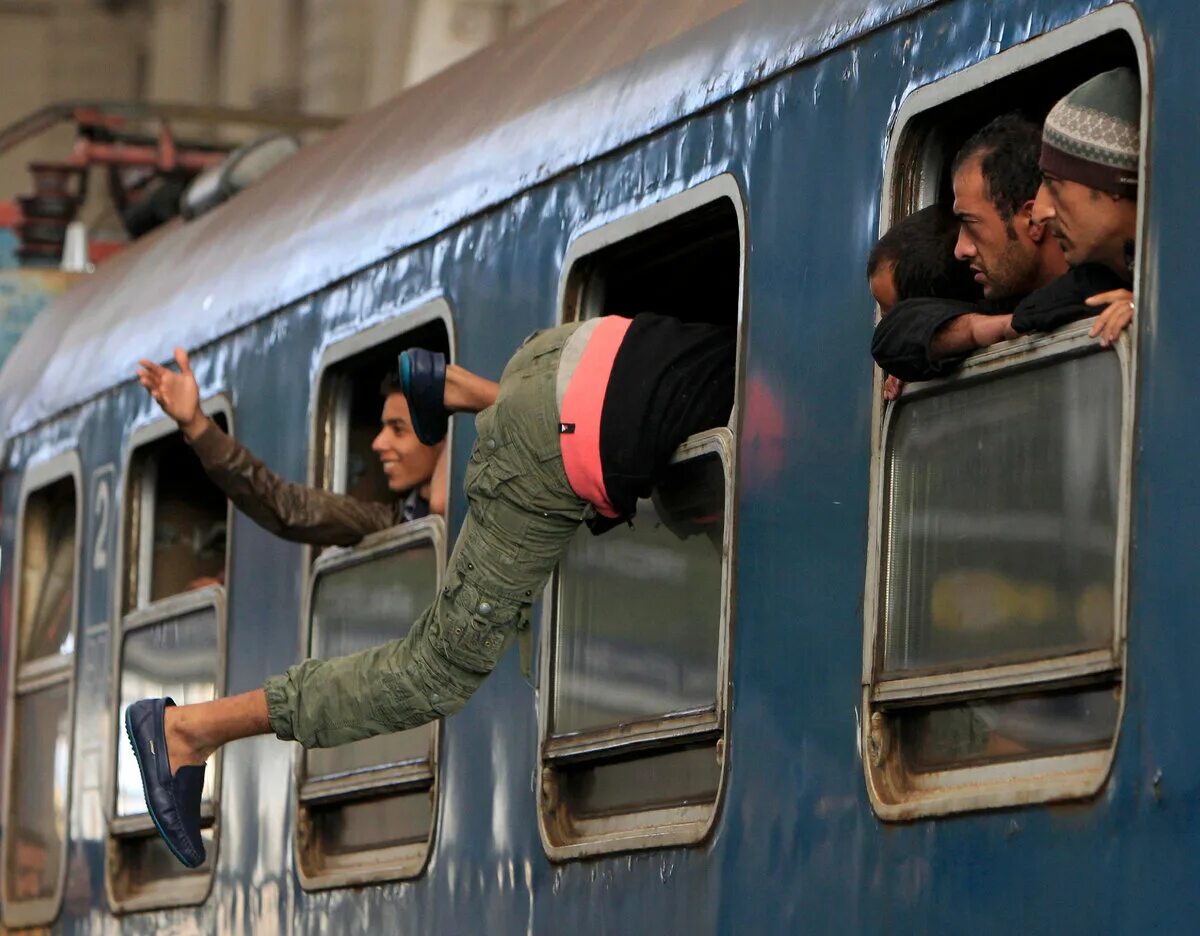 Самолеты поезда люди. Поезд с мигрантами. Мигранты на вокзале. Вагончик для мигрантов. Поезд с мигрантами в Россию.