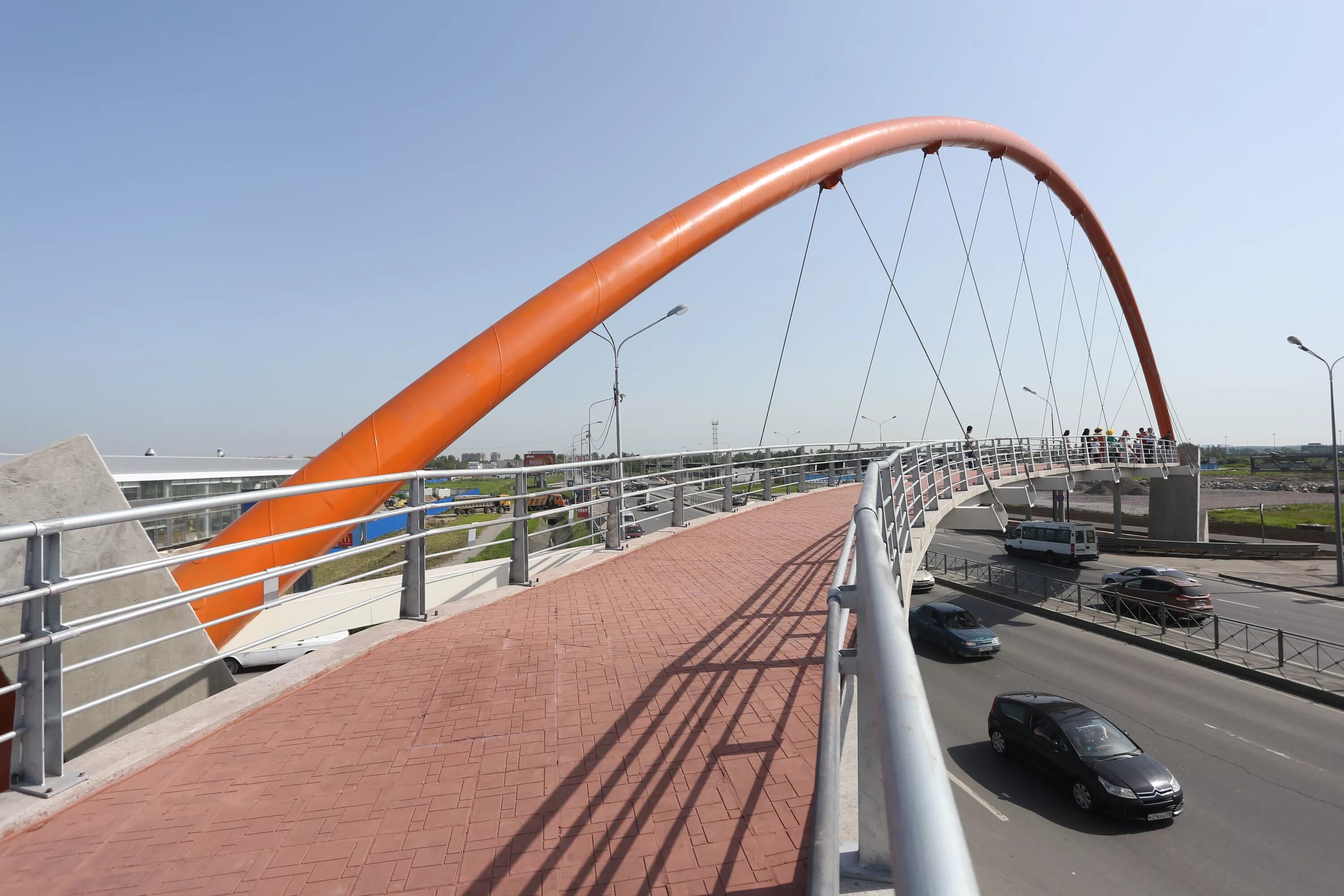 наземный пешеходнфй переход. отличие выдачи от передачи лица. спб пулковский шассе мост. преобразование форм собственности. национализация это в экономике.