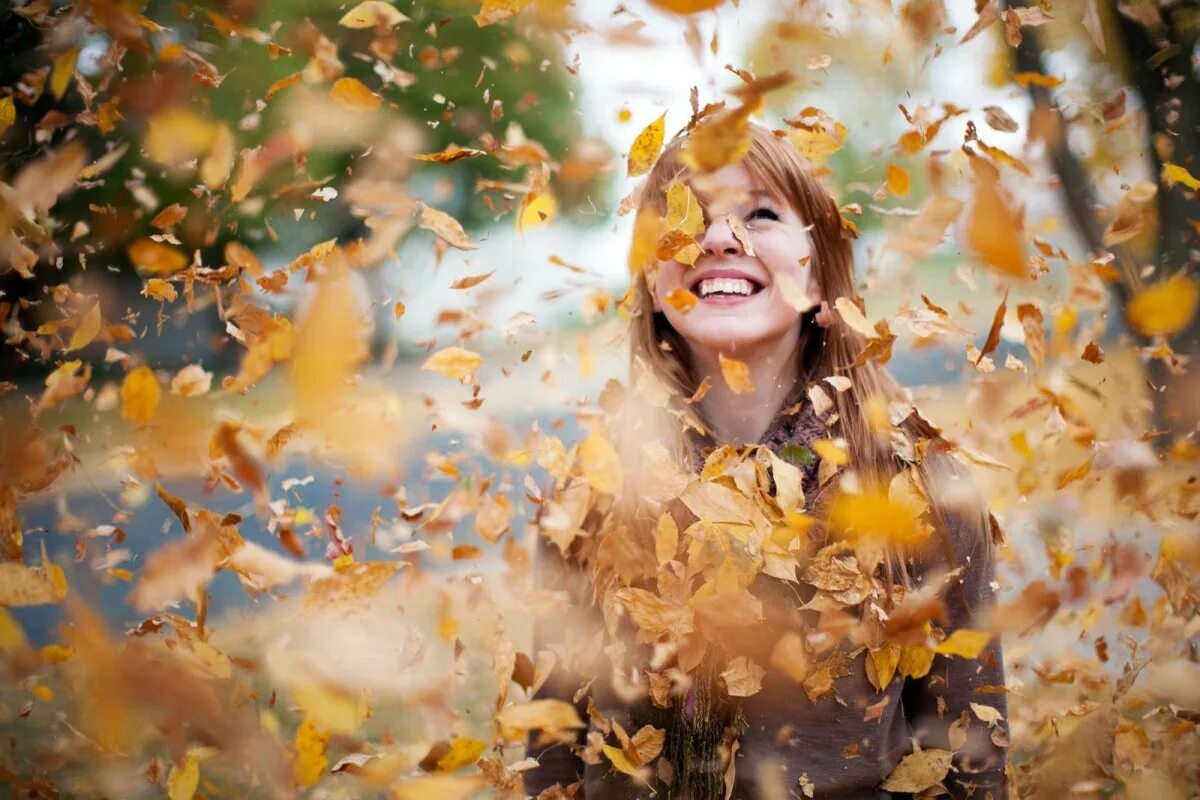 Бабье лето рубцов. Женщина осень. Осенняя женщина. Осень листопад. Счастливая женщина осенью.