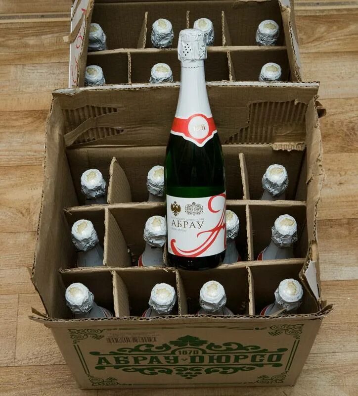 коробочки шампанских. подарочный набор конфет. шампанское bollinger, r. подарочный набор с шампанским. подарочное шампанское в коробке.