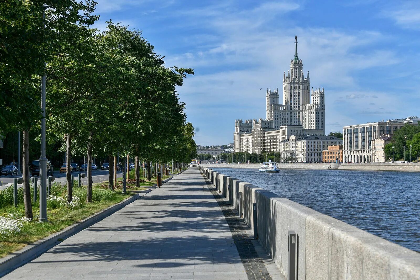 Набережная в москве где. Благоустройство Космодамианской набережной. Космодамианская набережная 36. Набережная Москва. Космодамианская набережная Москва.