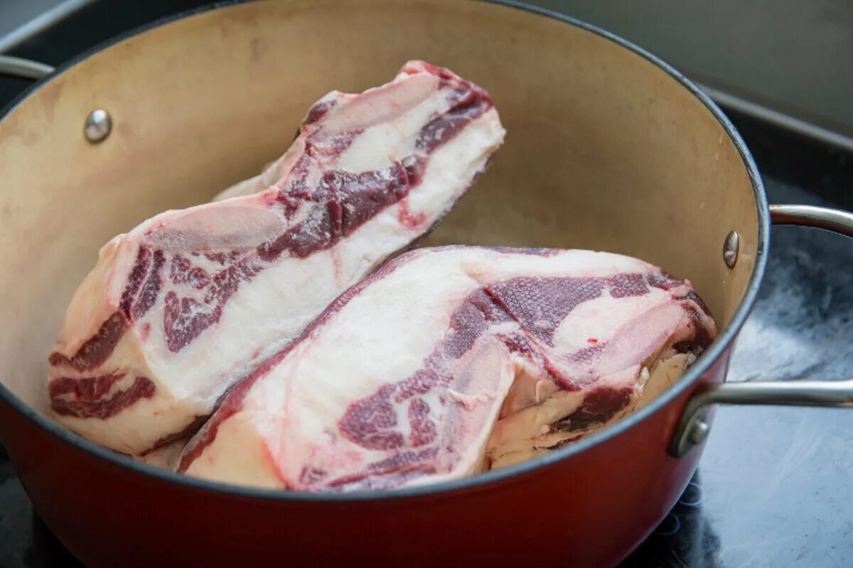 Стейк замороженный мясо. Разморозка мяса в духовке. Мясо размороженное в микроволновке. Размораживать мясо на противне. Быстрая разморозка мяса.