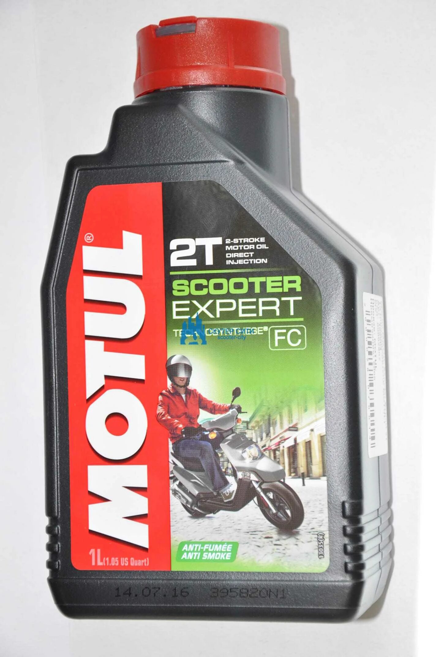 Какой бензин заливать в скутер. Motul Scooter Expert 2т. Масло мотюль 2т для скутера. Motul 2t для скутеров полусинтетика. Скутер 2 тактный мотюль Scooter Expert.