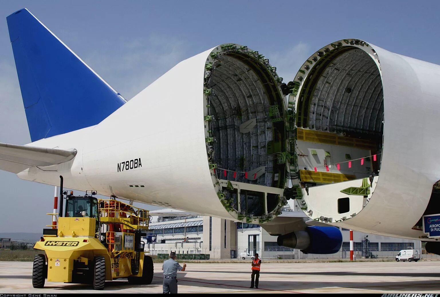 Самые большие пассажирские. Боинг 747 Dreamlifter. Самолёт Boeing 747 LCF Dreamlifter. Грузовой Боинг 747 ДРИМЛИФТЕР. Фюзеляж Боинга 747.