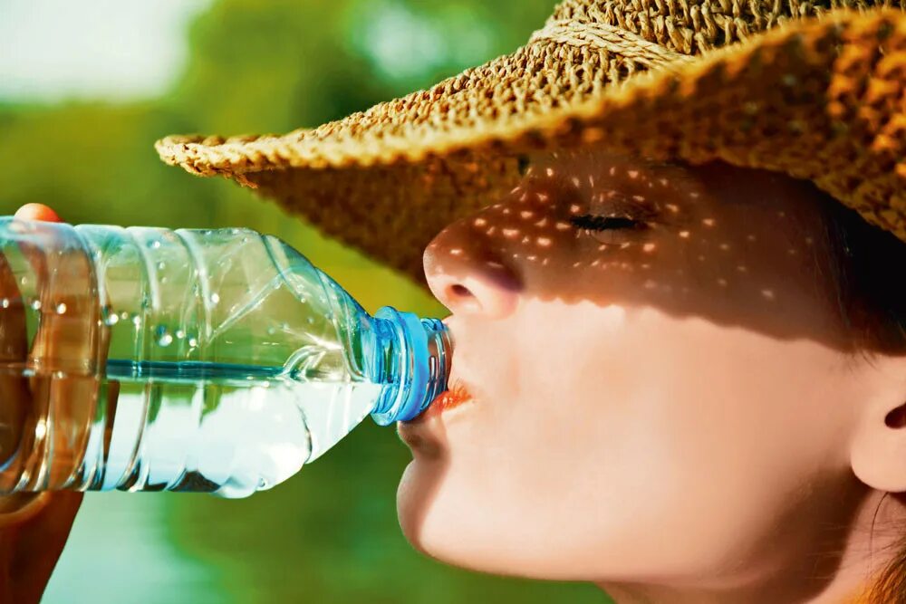 Чистов вода. Пить воду. Пить воду в жару. Питье летом в жару. Девушка пьет воду.