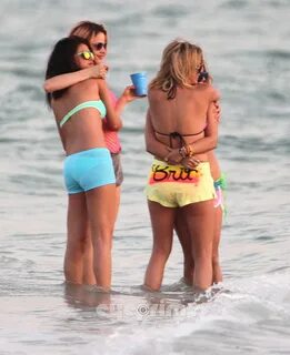 Vanessa, Ashley i Selena filmują na plaży (obraz ciężki) 