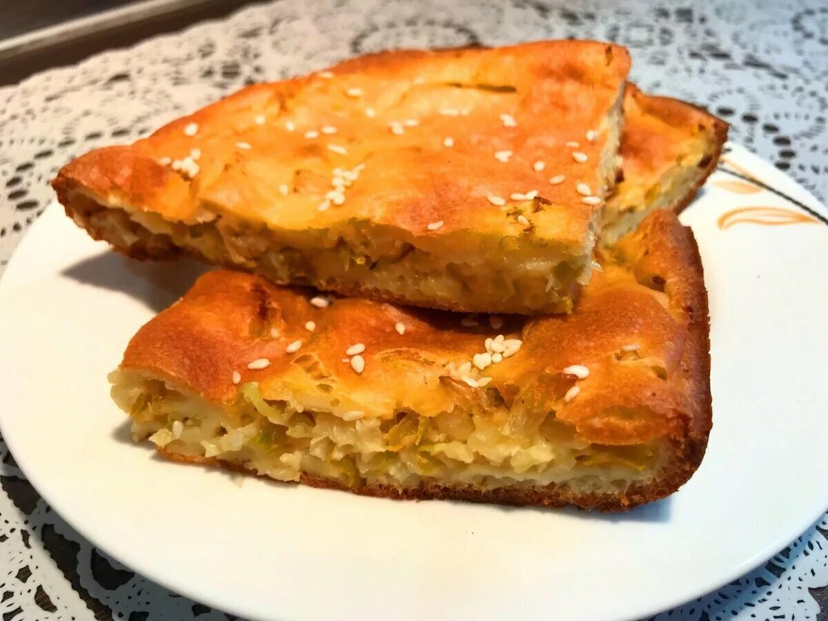 Луковый пирог заливной самый. Кухня наизнанку заливной пирог с капустой. вкусный заливной пирог. заливной пирог с тушеной капустой. вкусный и быстрый заливной пирог с капустой.