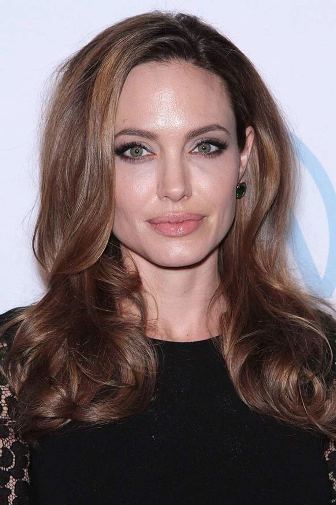Вытянутый лоб. Анджелина Джоли. Анджелина Джоли 2020. Стрижки Анджелины Джоли. Анджелина Джоли цвет волос.