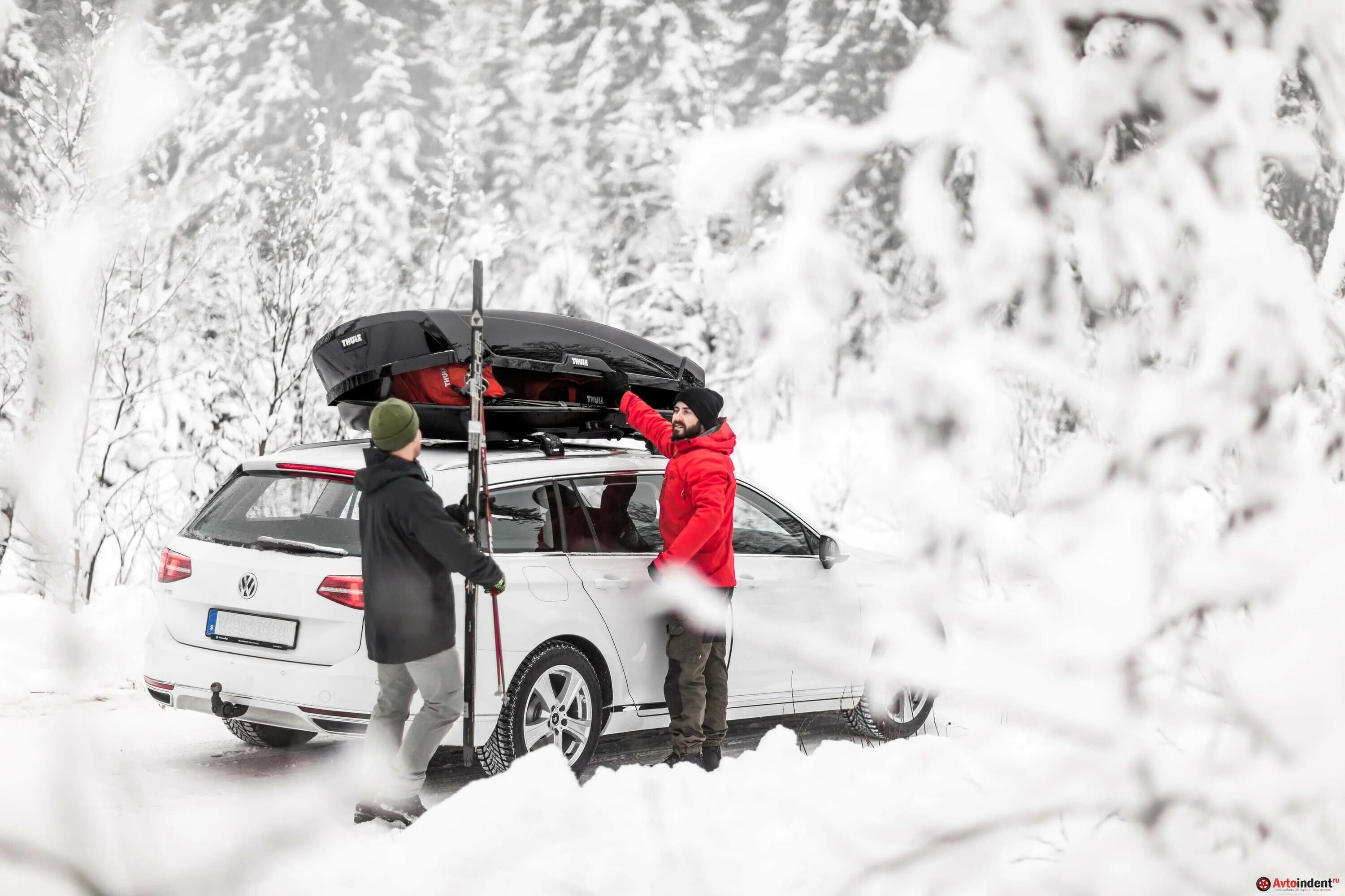 Шины зима. Выбрать себе зимнюю машину. Зимние шины на снегу. Автомобиль в снегу. Шипованные шины.
