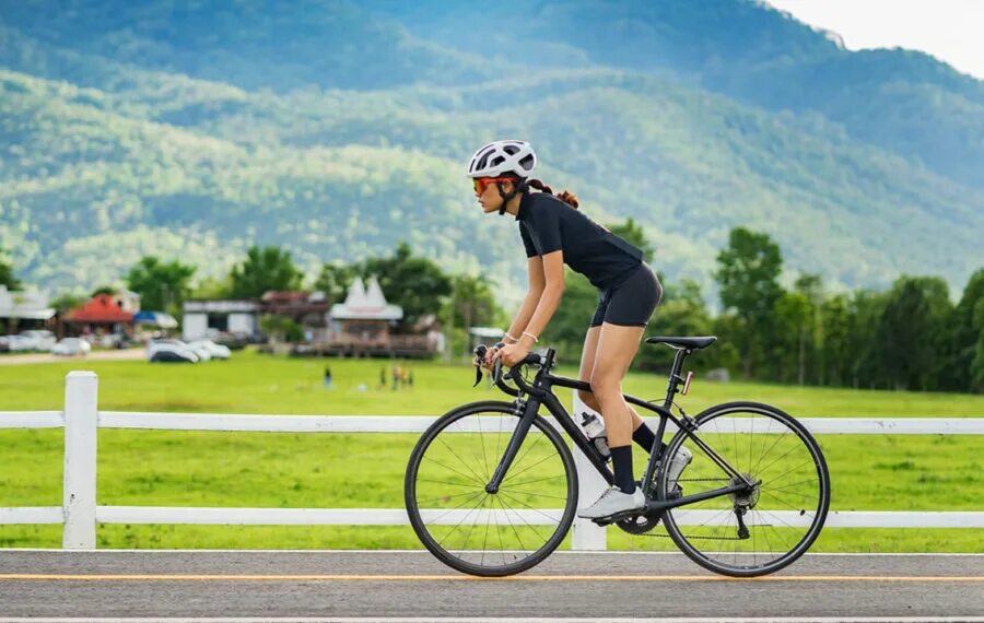 Полезна ли езда на велосипеде. Outdoor Cycling. Люди на велосипедах вид сверху фото. Verenag Ride. Present i Ride Bike.