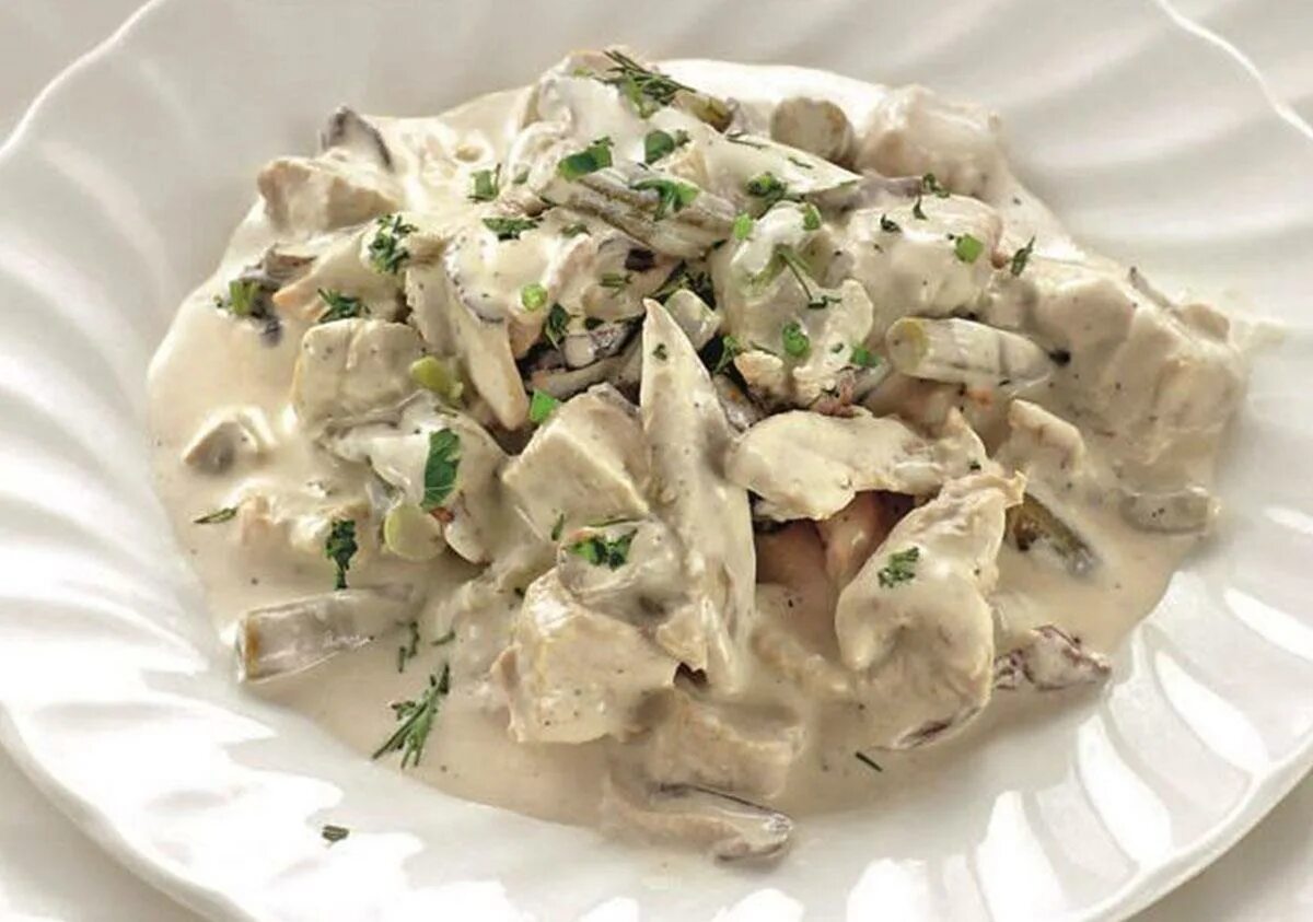 Филе курицы в сметанном соусе с грибами. Куриная грудка со сметаной и грибами. Куриная грудка со сметаной и грибами. Куриное филе под сливочным соусом. Филе курицы с грибами в сливочном соусе.
