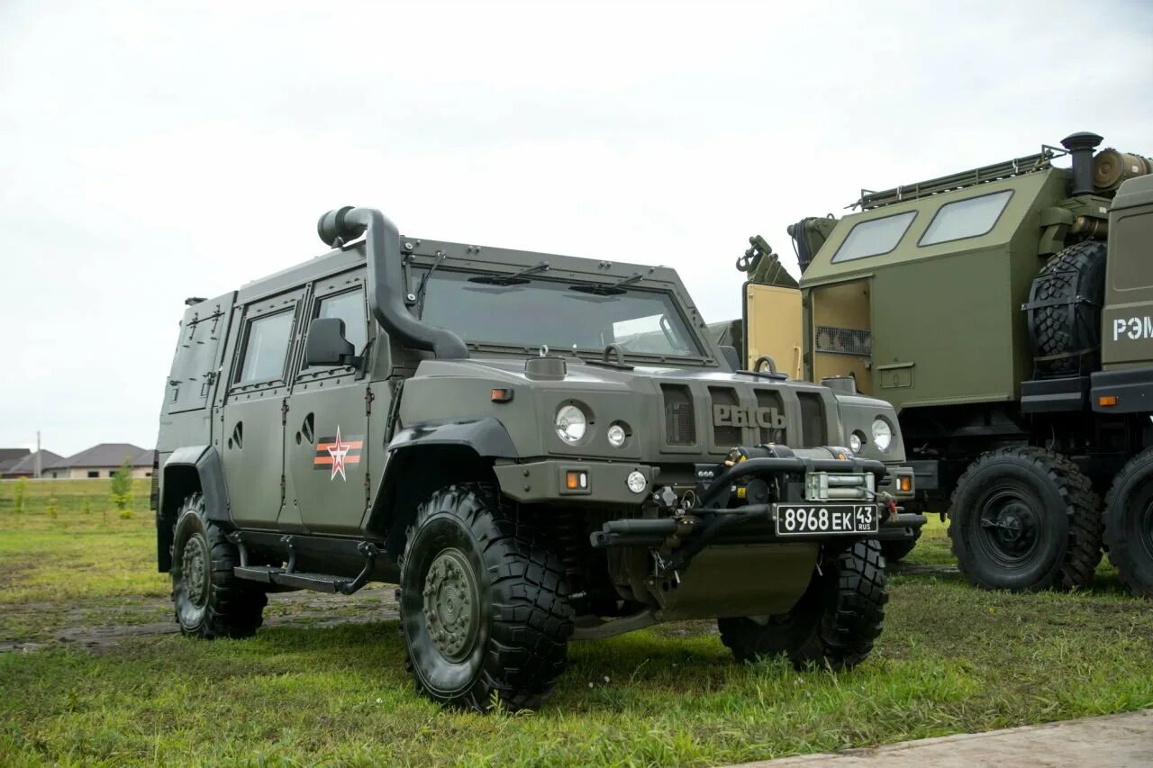 Бтр рысь отзывы. Iveco LMV Рысь. Бронеавтомобиль Iveco LMV «Рысь». Бронеавтомобиль LMV m65 Рысь. Iveco LMV m65 Рысь.