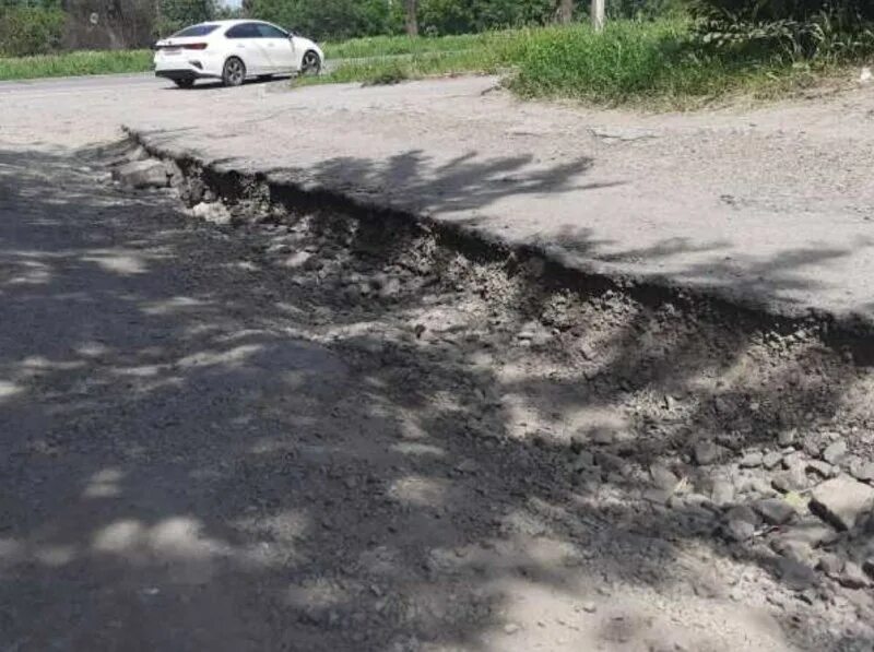 Дожди так размыли дорогу что дальше. Как выглядит дорога на перевалке. Размытая дождем дорога. Размытая дорога после дождя. Непрекращающийся весь день дождь размыл дорогу.