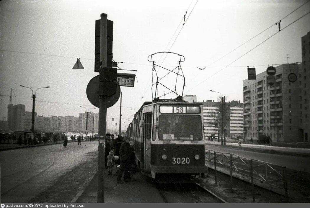 Энгельс 1991. Проспект Энгельса метро Озерки. Проспект Энгельса Санкт-Петербург СССР. Станция метро Озерки 1990. Метро Озерки в СССР.