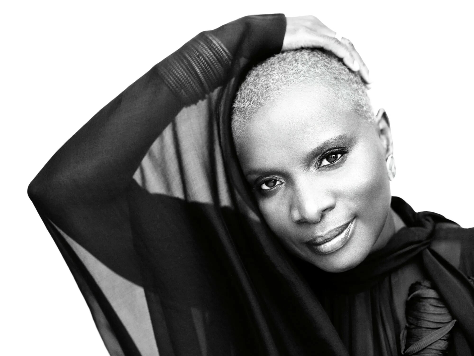 Angelique Kidjo. Лысая Афроамериканская певица. Афроамериканская певица 90. Чернокожая лысая певица 2000. 60 негритянки