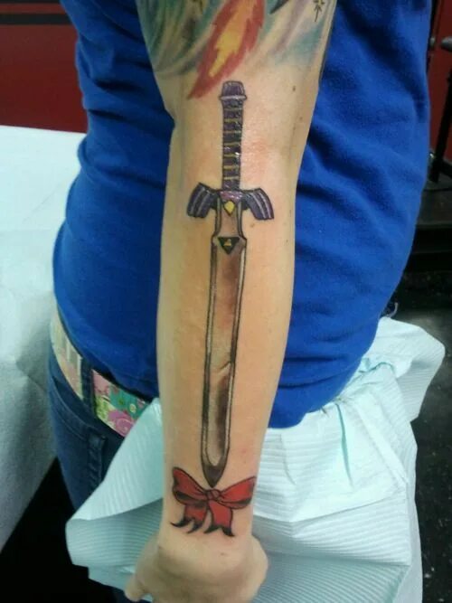 Мечи значение. Тату меч на всю руку. Греческий меч тату. Тату меч с надписью. Воткнутый меч тату.