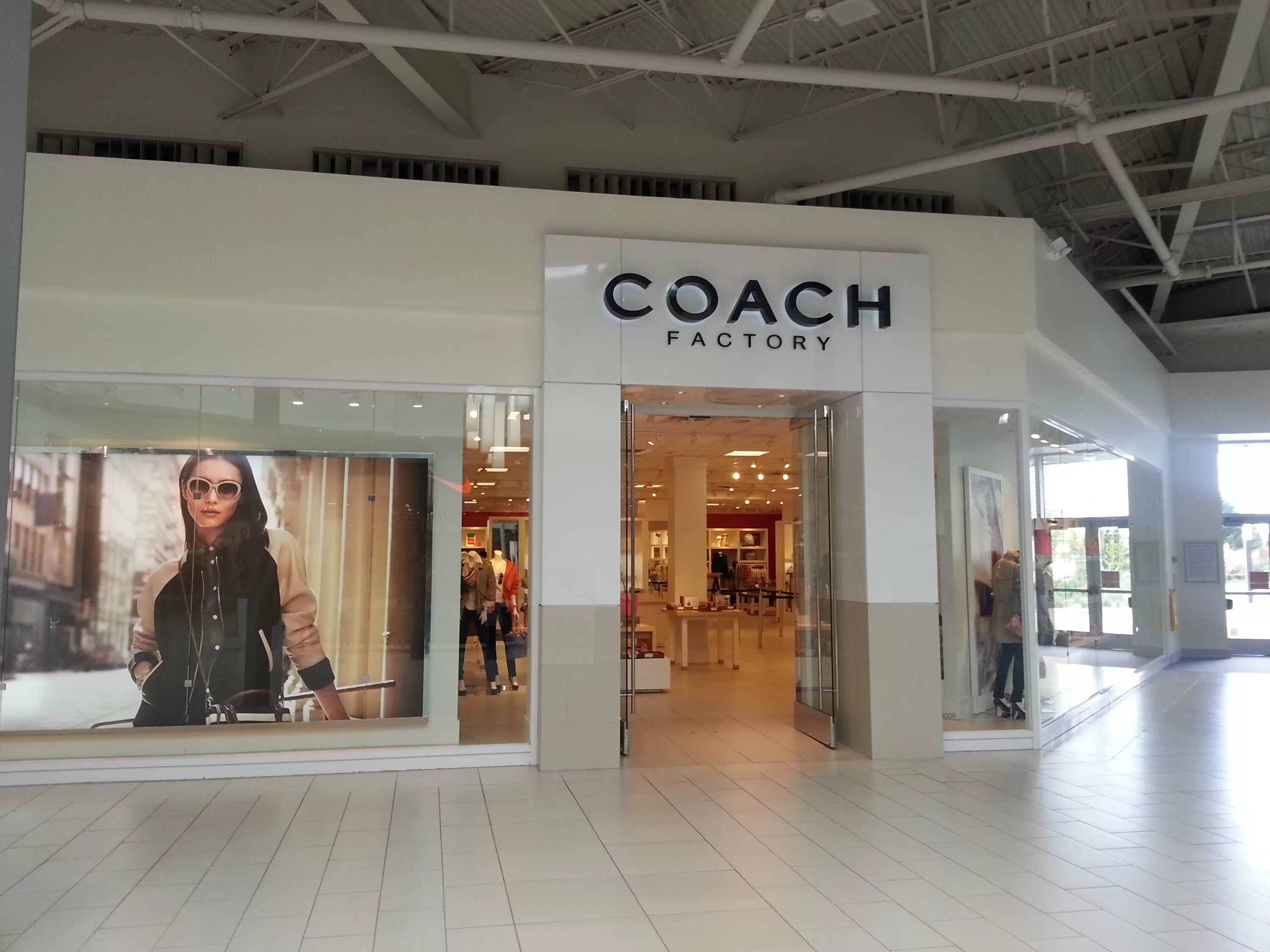 Coach outlet. Coach магазин. Coach Outlet витрина. Коуч магазин. Coach бутик.