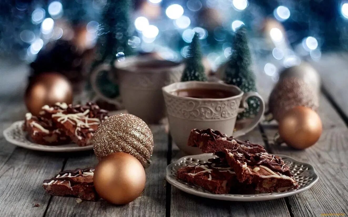 Зимнее утро с чашкой кофе. Рождественское утро. Зимний завтрак. Десерт на новогодний стол. Фрукты в снегу.