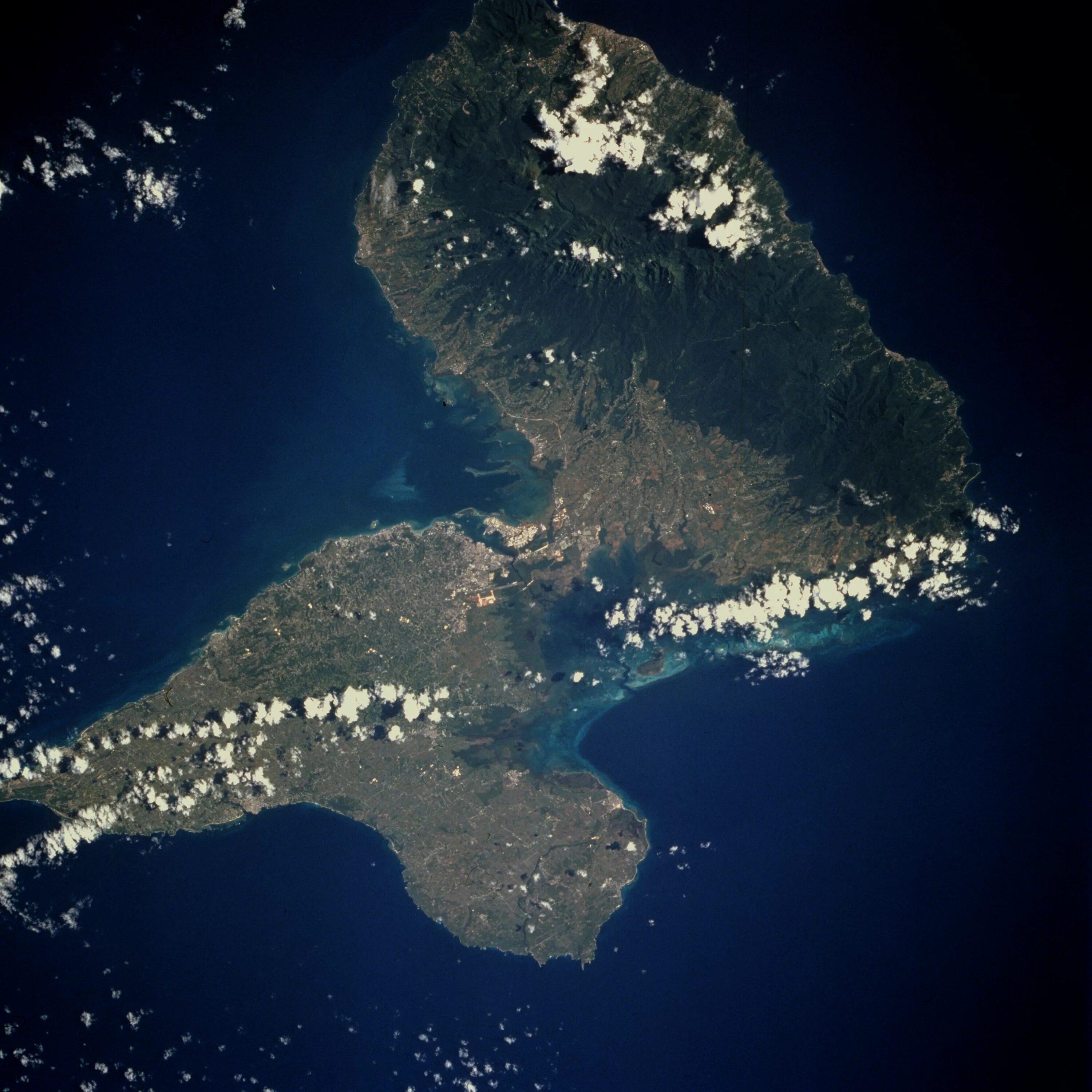 Two large islands. Бас-тер Гваделупа. Звезда Гваделупы. Гваделупа вид сверху фото. Гваделупа картинки.