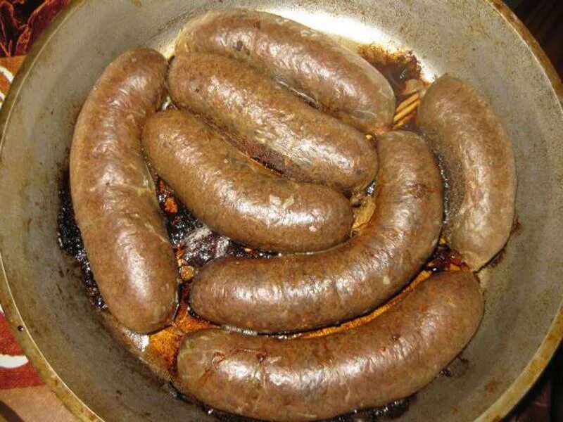 ливерная колбаса домашняя. домашняя колбаса из кишок. домашняя печеночная колбаса. домашняя колбаса ливерная в кишках. ливерная колбаса домашняя.