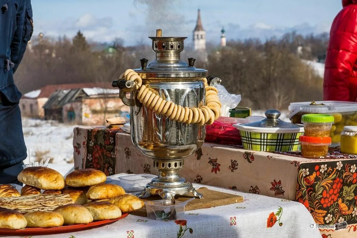 Чаепитие с самоваром. Русское чаепитие с самоваром. Масленица самовар. Стол с самоваром и блинами. Тихо так только самовар на столе шумит