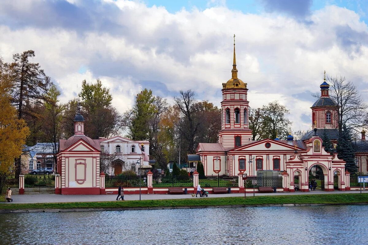 Церковь воздвижения креста господня в алтуфьеве. Храм воздвижения креста в алтуфьево. Алтуфьево, воздвиженский храм. Крестовоздвиженская церковь в алтуфьево. Церковь воздвижения креста в алтуфьево.
