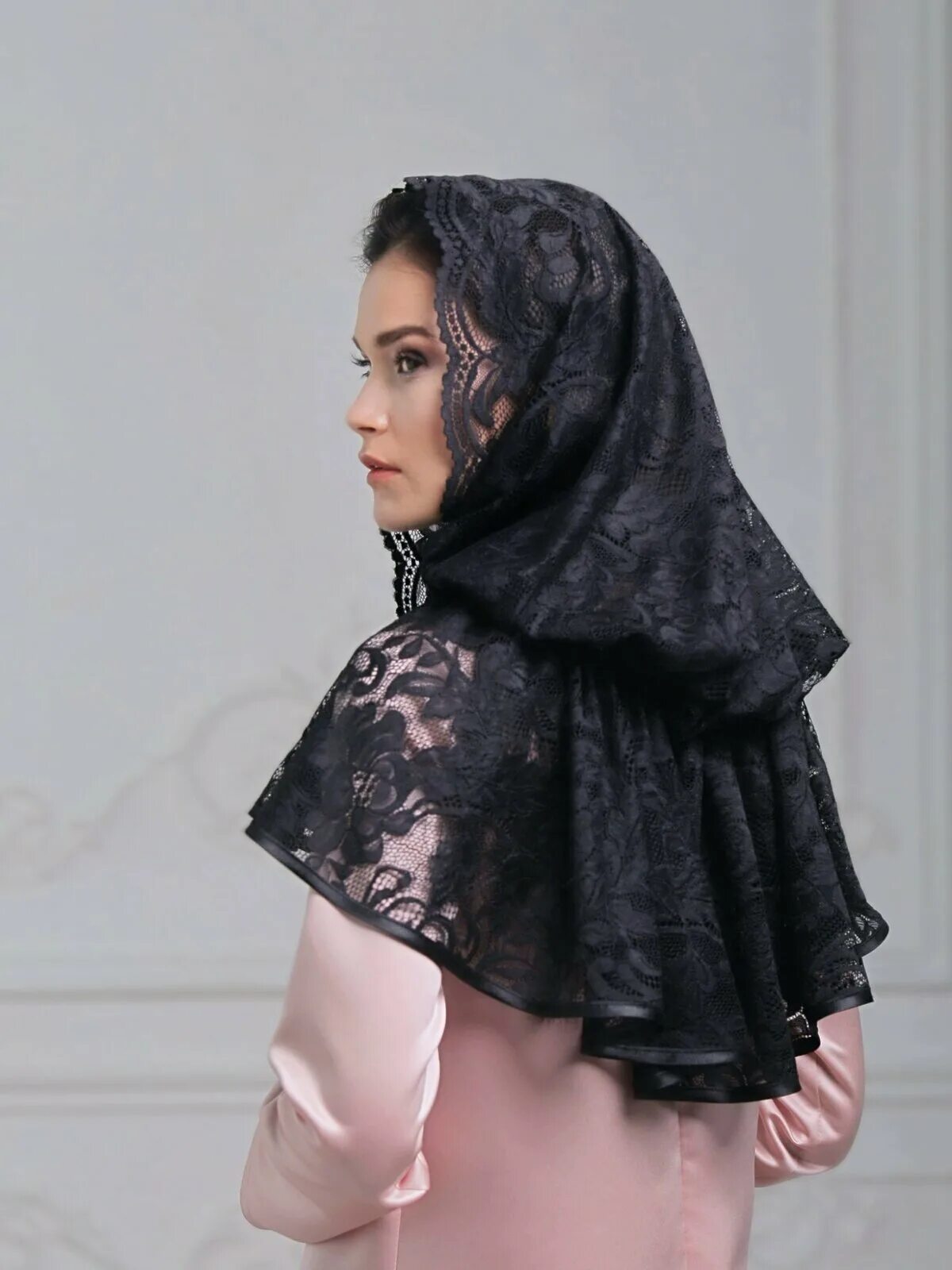 Зачем платки на похоронах. Черный кружевной платок. Траурный платок. Черный платок на голову. Траурный платок на голову.