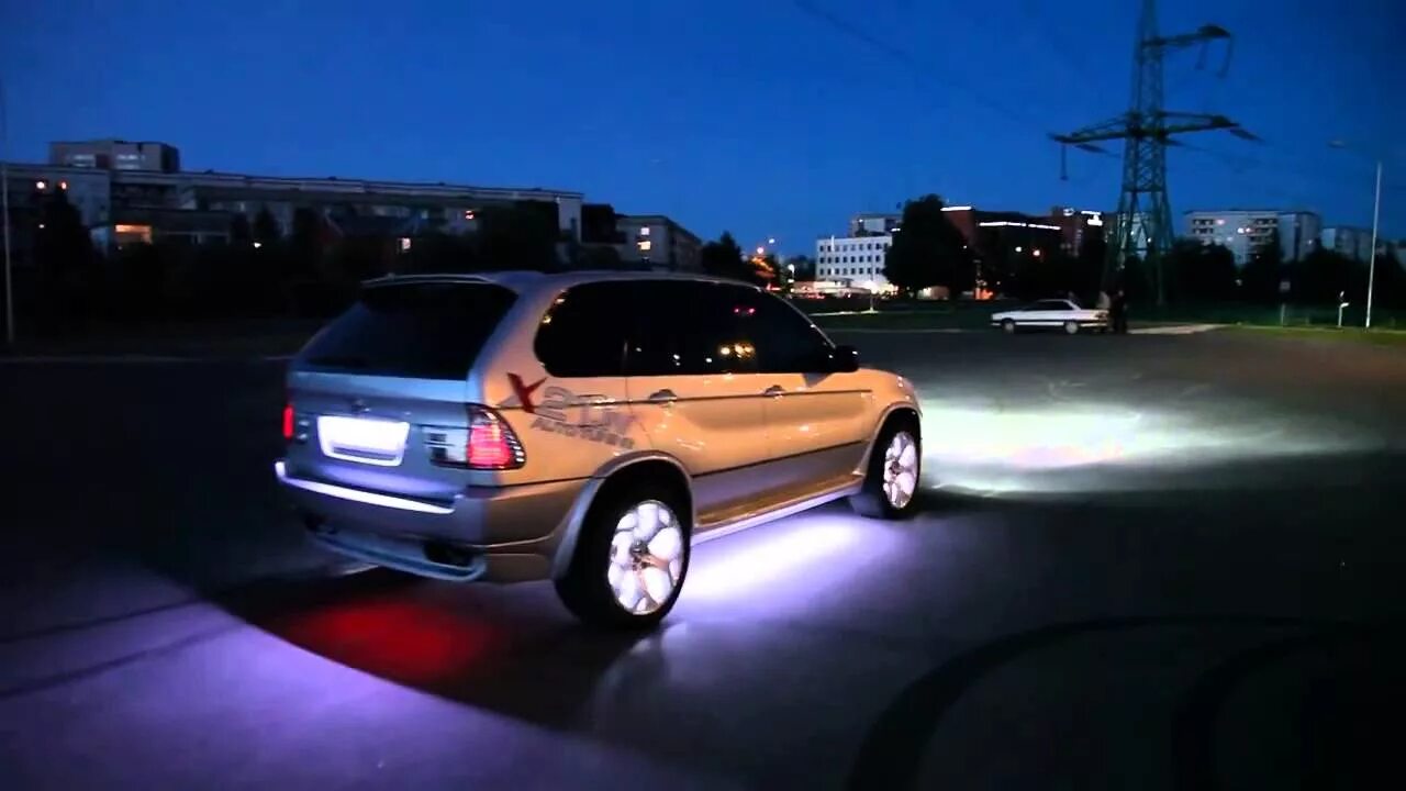 Bmw x5 подсветка. Подсветка днища БМВ е53. Подсветка БМВ х5. БМВ х5 неон. БМВ x5 подсветка днища.