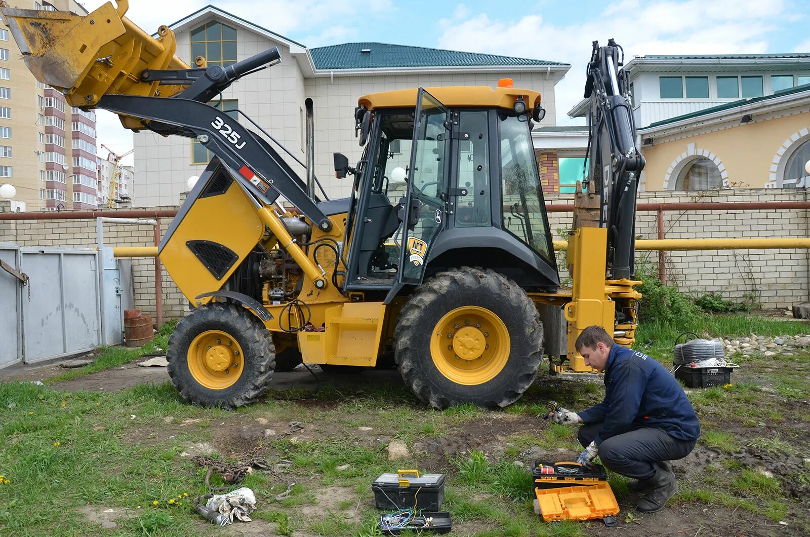 Погрузчик John Deere 325j. Джон Дир экскаватор погрузчик 325. Экскаватор-погрузчик John Deere 325j управление. Погрузчик Джон Дир 325к технические. Не заводится экскаватор