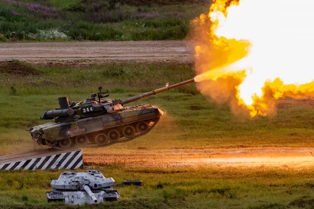Tank start. Танк т 80 выстрел. Т80 танк в прыжке стреляет. Летающий танк т-80. Танк т 90 стреляет.