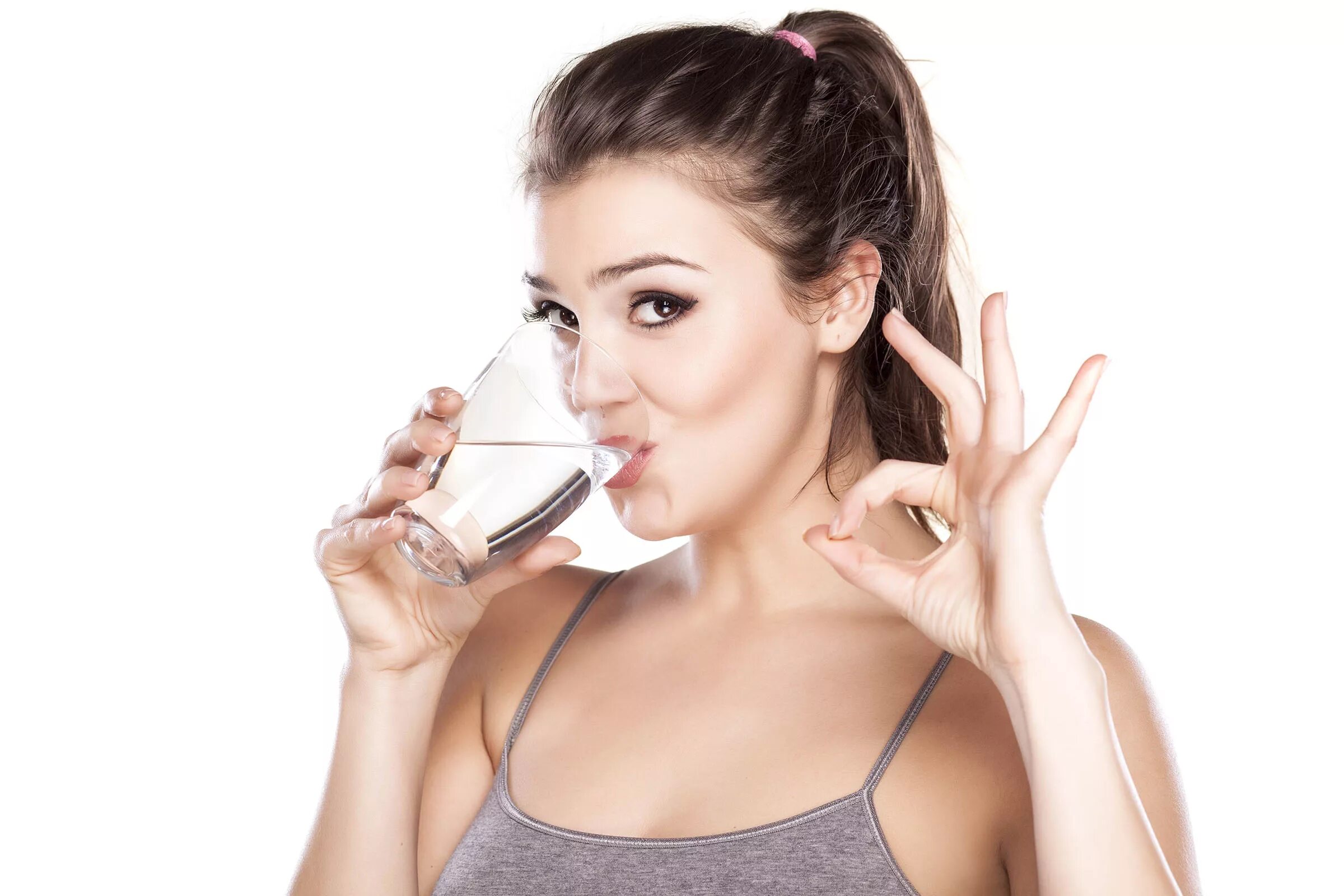 Запивая водой капсулы. Женщина пьет воду. Девушка пьет воду из стакана. Девушка пьет. Девушка со стаканом воды.