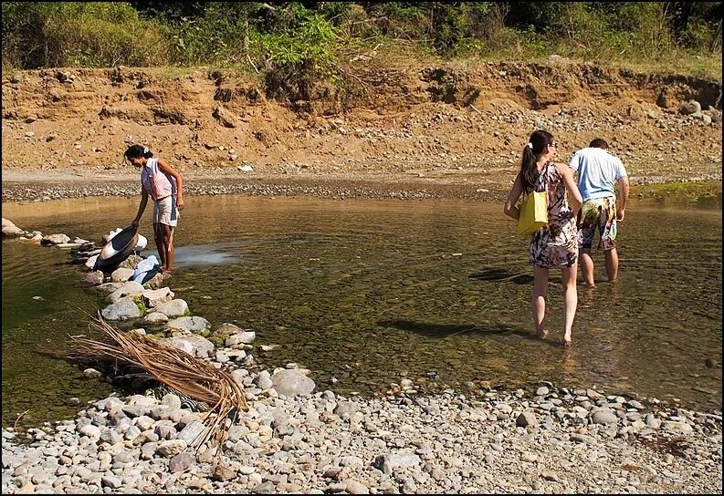 Человек переходит реку. Переходить через реку во сне. Ахметшин переправа через горные реки. Переправа через ujhye, реку. Препятствия в пешеходном туризме.