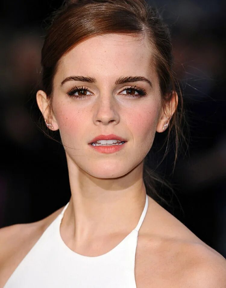 Лопоухие уши. Лопоухие уши. Энн хэтэуэй макияж глаз. Натали портман фото 2005. Лопоухие уши.