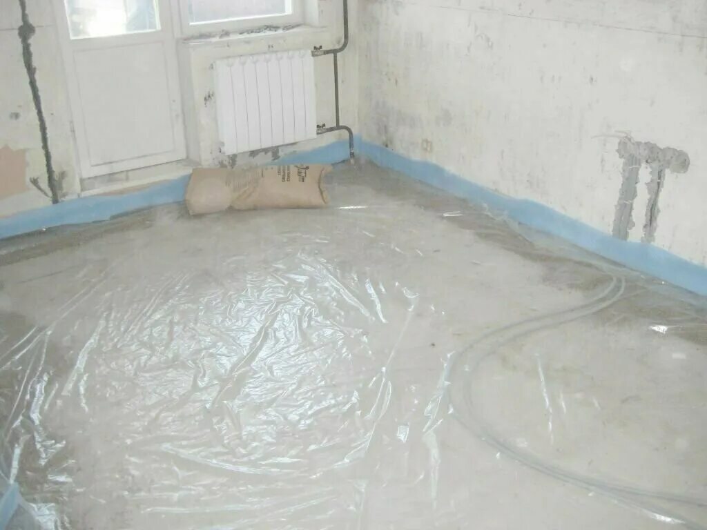 Плёнка для стяжки пола. Пленка под стяжку. Пленка для заливки пола. Стяжка на полиэтиленовую пленку. Полиэтиленовая пленка под стяжку.