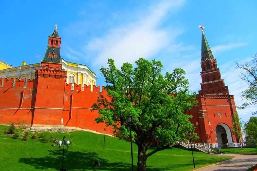 Москва расположена на холмах. Боровицкая башня Московского Кремля. Боровицкая башня холм. Москва Кремль Боровицкая башня. Боровицкий холм Московского Кремля.