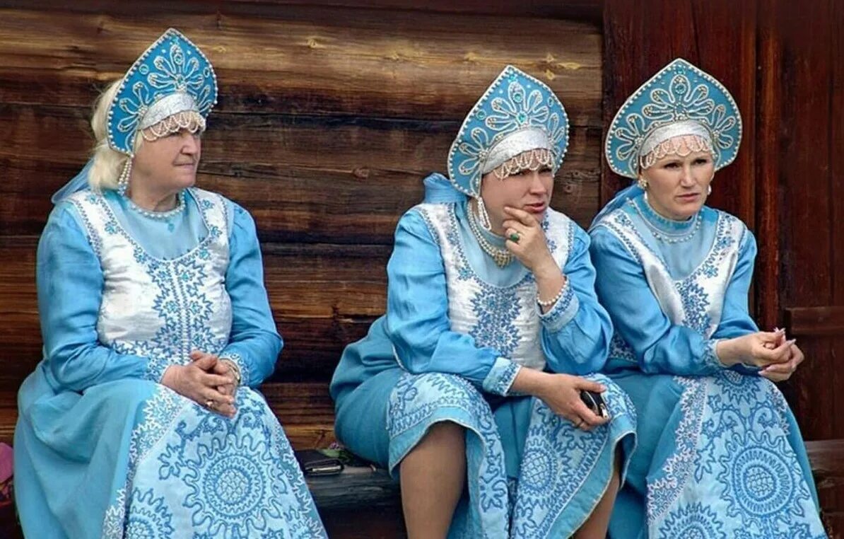 3 девицы под. Три девицы. три девицы под окном. три девицы под окном прикол. три сестрицы.