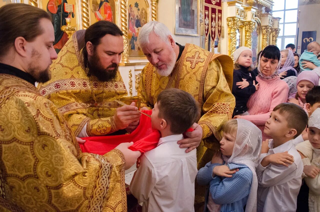 Причащаться в церкви что это. Таинство церкви причащение. Таинство Евхаристии в храме. Таинство Причащения (Евхаристия);. Литургия причащение Исповедь.