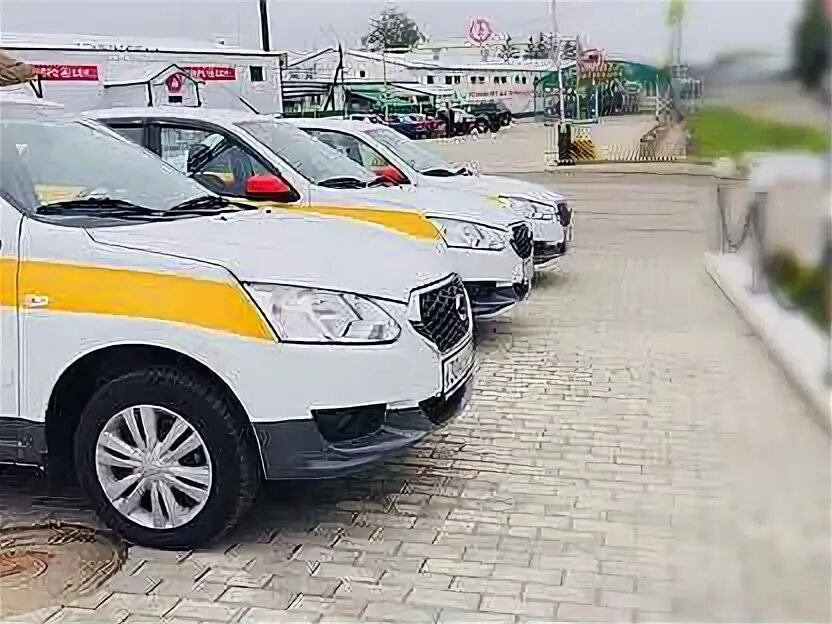 Автопрокат автомобилей. Украшение машин на свадьбу зимой. Много машин такси. Машина на прокат в солнечногорске. Выбор автомобиля.