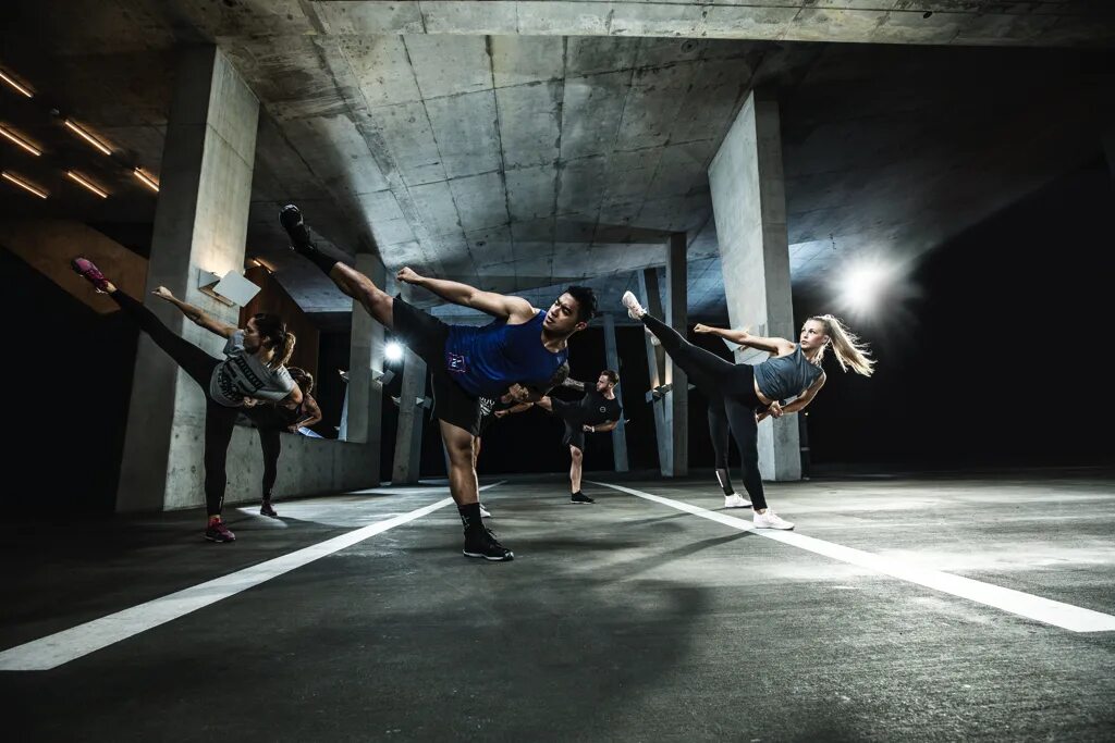 Body combat тренировка. Кардио комбат. бодикомбат на улице. уличные танцы связка. combat les mills military.