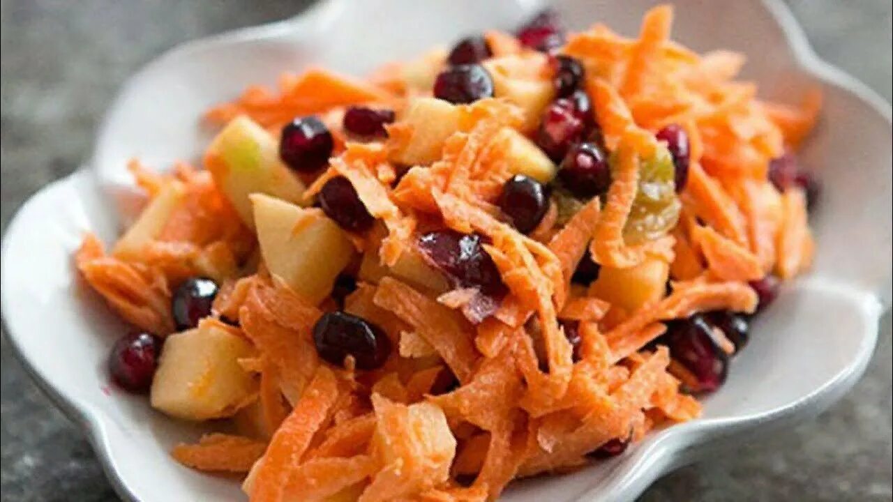 Салат морковь с изюмом и грецкими орехами. Салат с морковкой и изюмом. морковно яблочный салат. салат морковь с яблоком. морковный салат с яблоком.